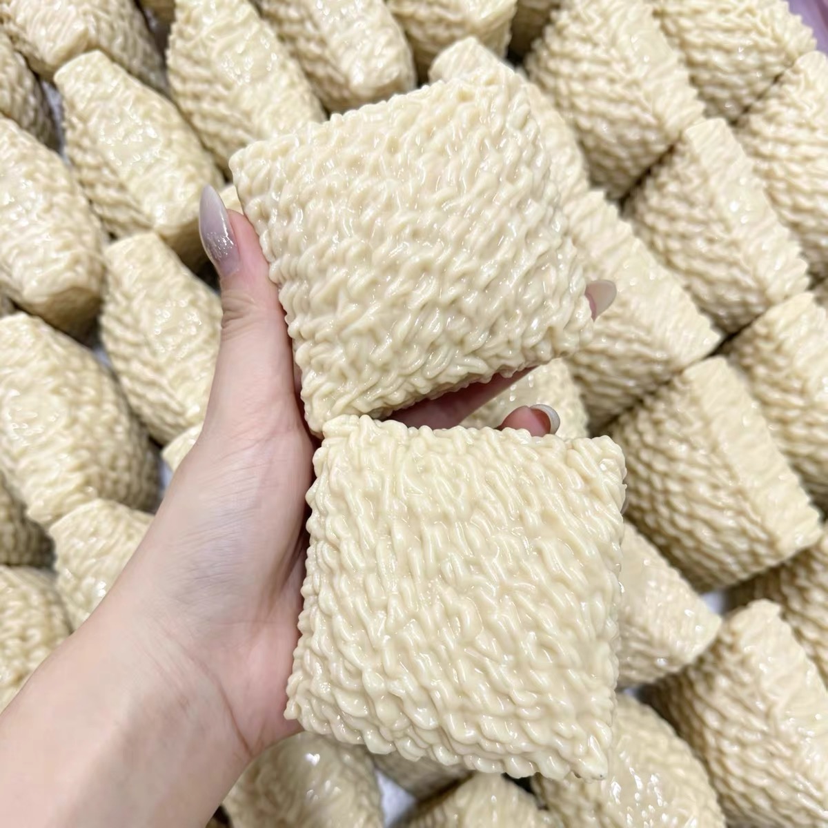 바삭한 볶음면 모양 스퀴시 스트레스 볼 피젯 토이, 둥 - Building Blocks 리뷰 및 가격